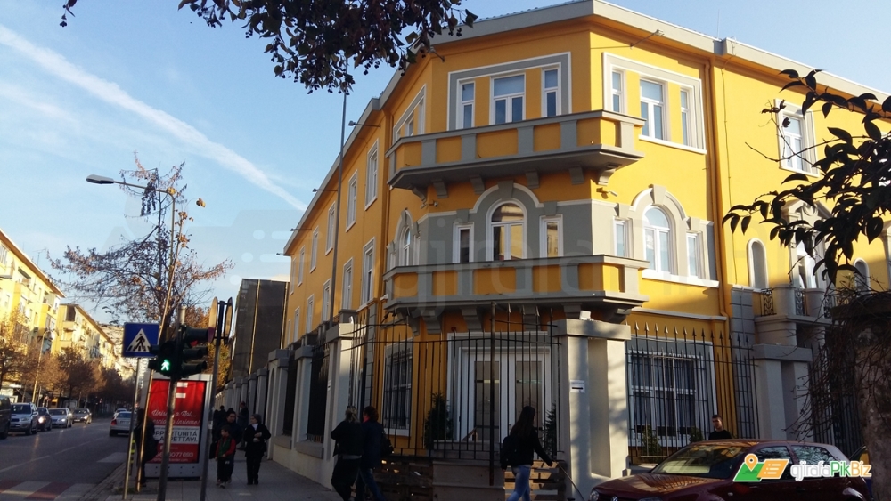 Moti i keq ne vend, Ministria e Arsimit pezullon mesimin ne 56 shkolla